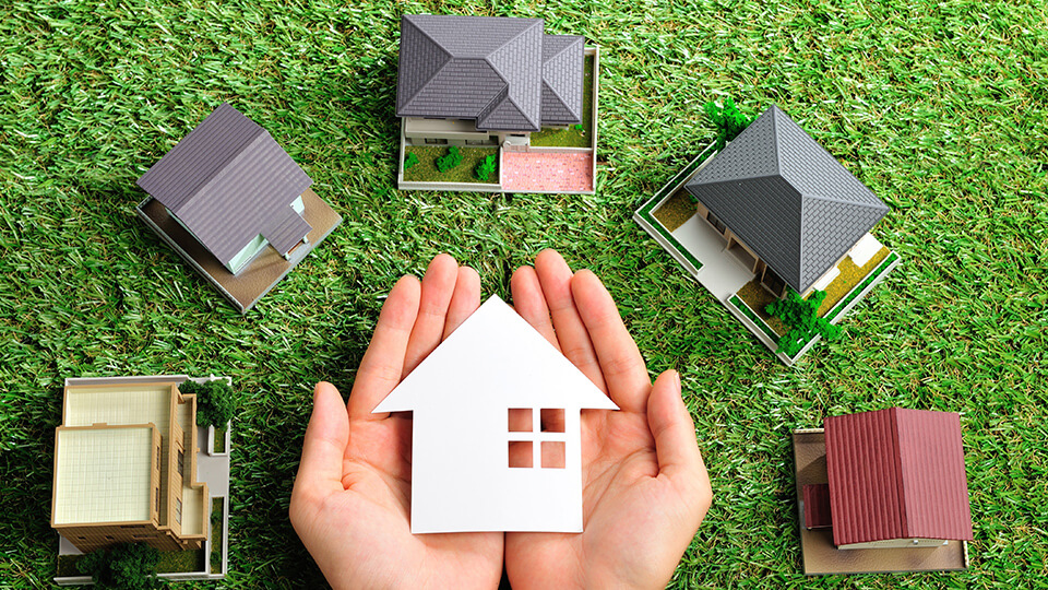 新築以外でも、「そろそろデザインに飽きてきた」、「汚れやひび割れが目立ってきた」、「外から見えないようにしたい」などのご要望があれば当店にご相談ください！